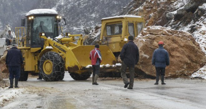 Krećete na put? Pripremite se na probleme zbog  klizišta, odrone i radove na cestama