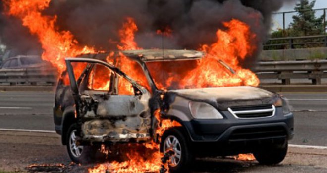 U Sarajevu noćas izgorjela dva automobila 