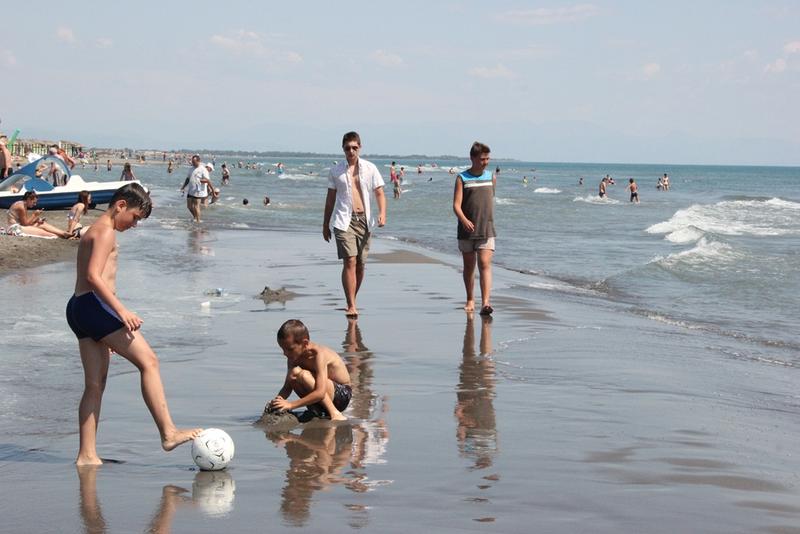 Na pješčanoj ulcinjskoj plaži dugoj 12 kilometara ima mjesta i za nudiste i za pokrivene žene/ Foto: Anadolija