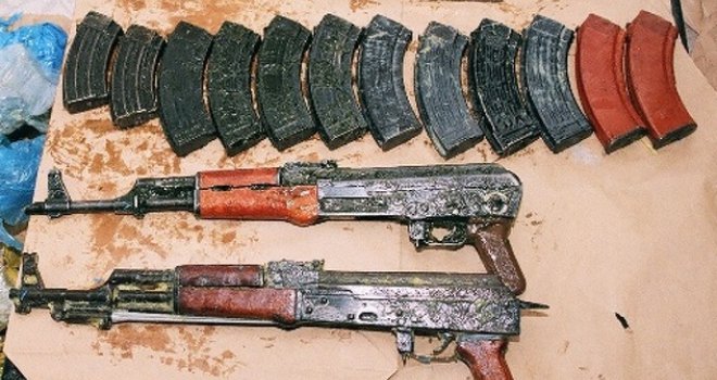 U Banjaluci otkrivena gomila oružja: Mitraljezi, puške, bajoneti, 'škorpioni', snajperi...  