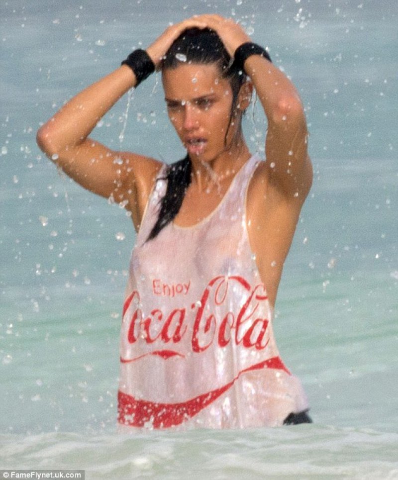 adriana lima u mokroj majici