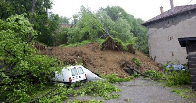 Brdo se obrušilo na automobil, troje ljudi povrijeđeno
