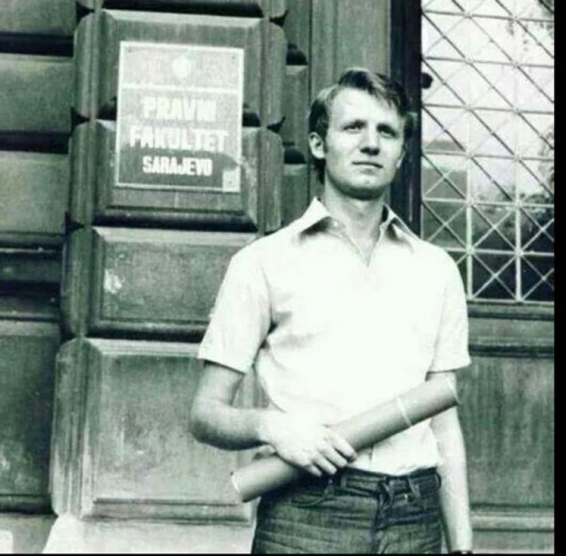 vpjislav-seselj-ispred-pravnog-fakulteta-u-sarajevu