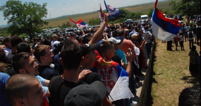 Nikolić izviždan na Gazimestanu, okupljeni skandirali: 'Vojislav Šešelj' i 'Sloba, Sloba'
