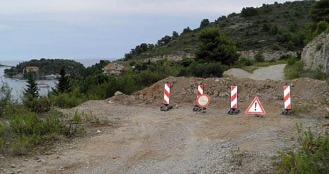 Prisilno prudužili ljetovanje: U špici sezone, turisti dvije noći morali spavati u autu zbog raskopane ceste!