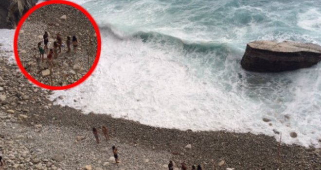 Noćna mora u Budvi: Trinaest tinejdžera na plaži umalo progutali valovi, spašavanje trajalo do ponoći