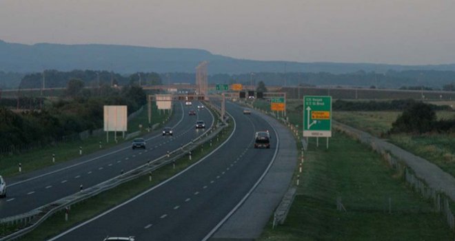 Autoputem hoda žena u crnini i čuje se dječji plač?!