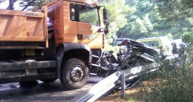 Stravičan sudar: Poginuli otac i dvoje djece, majka kritično