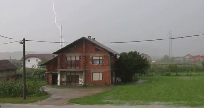 Zabilježen trenutak kad munja udara u džamiju u Bihaću