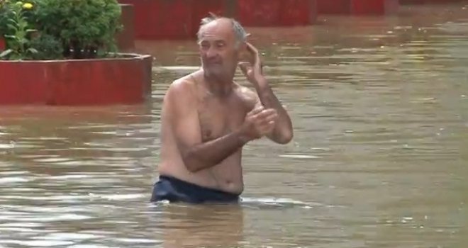 Muškarac iskoristio poplavu da se malo 'osvježi', pa se okupao i zaplivao