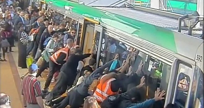 Putnici pomjerili voz težak 10 tona i spasili zaglavljenog čovjeka!