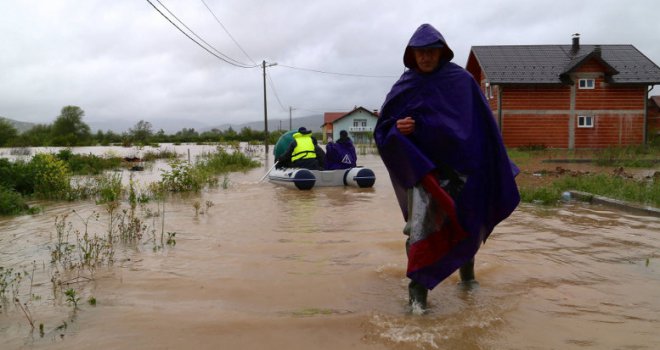 Nabujale rijeke Bosna, Željeznica i Zujevina prijete da potope sarajevska naselja