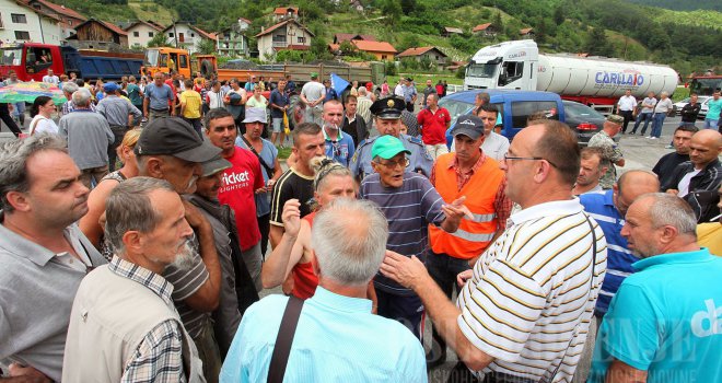 Mještani Željeznog Polja blokirali put M17: 'Spreman sam da ginem. Sve sam izgubio pa mogu i život...'