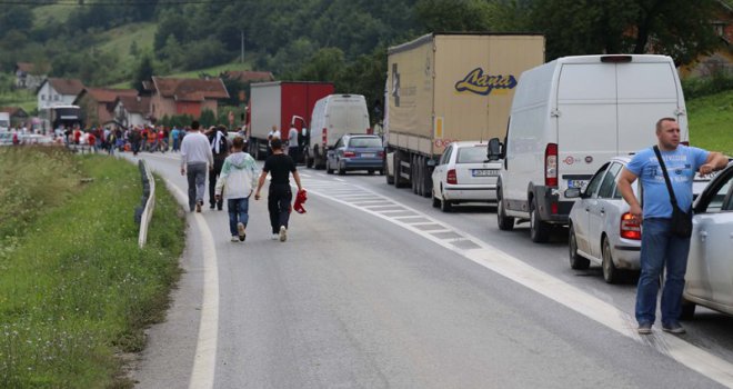 Mještani Željeznog Polja odblokirali magistralni put M-17