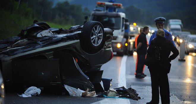 Turčin se autom zabio u prikolicu i ubio dva putara