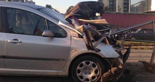 Šest osoba povrijeđeno u sudaru dva automobila