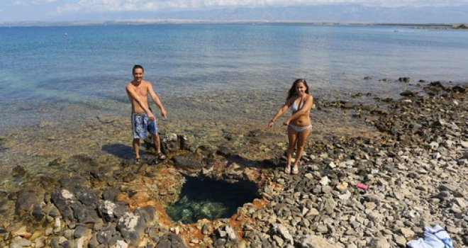 Fenomen na hrvatskoj plaži: Propalo dno u plićaku, otvorio se ulaz pećine