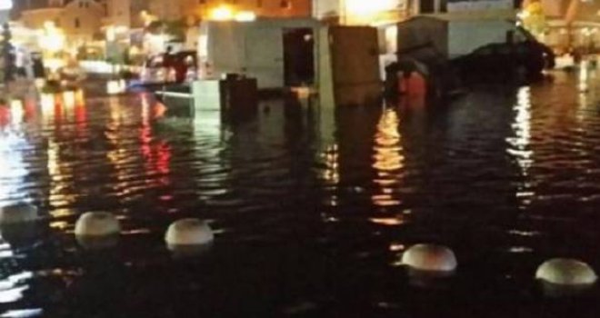 Snažno nevrijeme obrušilo se na Jadran, pijavica i bujice nosile sve pred sobom