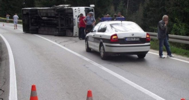 U sudaru automobila i autobusa teško povrijeđen muškarac iz Srebrenice