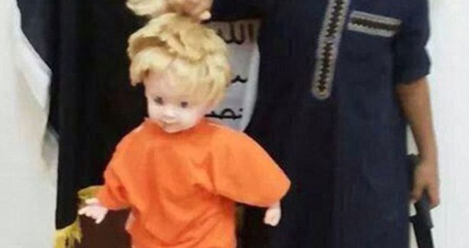 Islamisti natjerali dijete da imitira odsjecanje glave novinaru