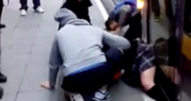 Golim rukama podigli tramvaj i spasili djevojčicu!