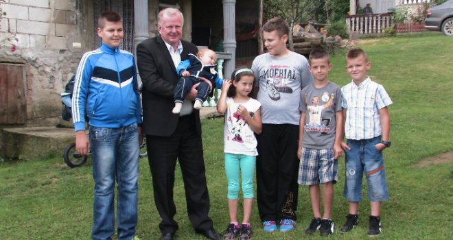 Radost u Skočićima: Stipendije za zaboravljenu djecu na Drini