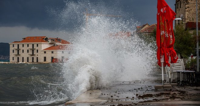 Padala tuča veličine oraha, drveće se rušilo na kuće, potoci odnosili ceste...