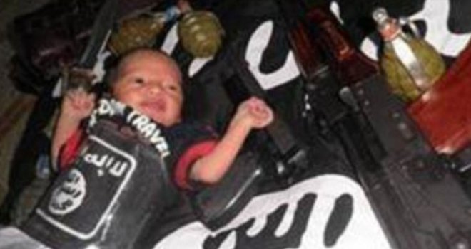 Bebu zamotali u zastavu ISIS-a pa je slikali pored kalašnjikova i granata