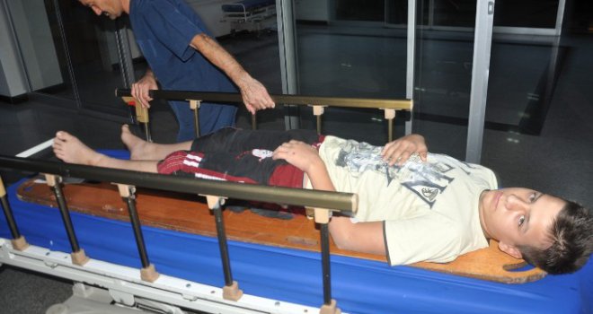 Četrnaestogodišnji Ahmet pao sa četvrtog sprata na pločnik i prošao bez ogrebotine