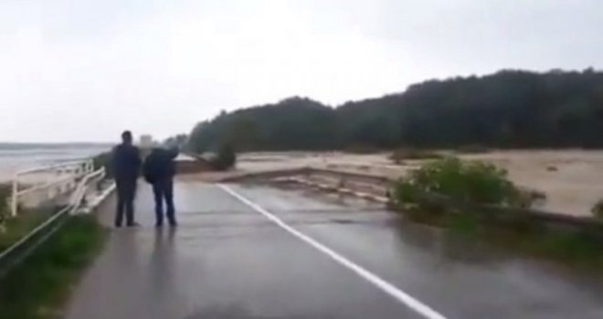 Una i Sava kritično rastu, prve kuće poplavljene kod Bosanske Dubice...