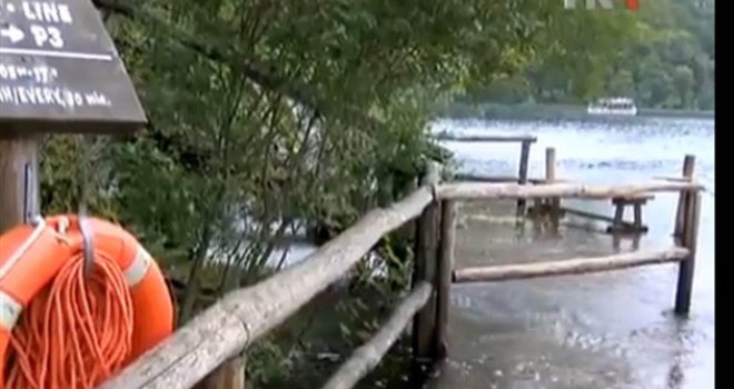 Potopljena Plitvička jezera, voda nosi šetnicu, a ulaznice se naplaćuju