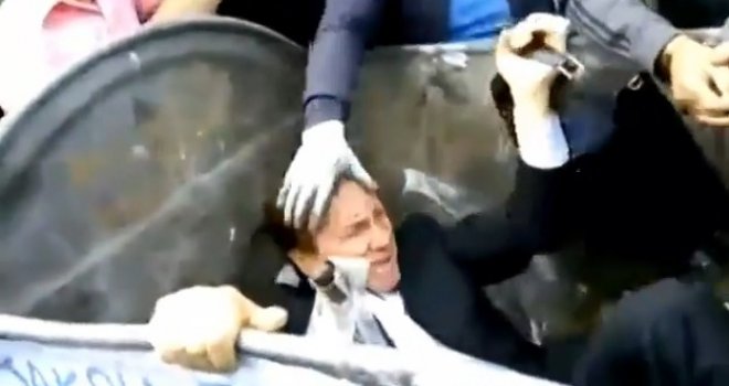 Hoće li se ovo i u BiH jednom desiti? Ljtutiti građani bacili političara u kontejner za smeće