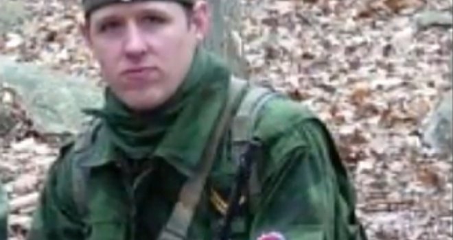 Ubica u srpskoj uniformi puši Drinu i ostavlja iskorištene pelene