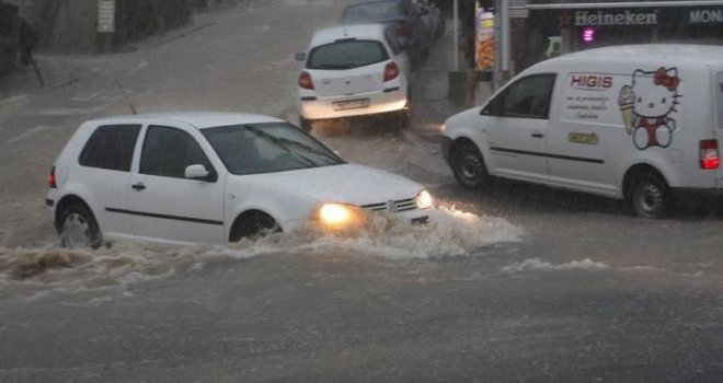 Pljusak paralizovao Makarsku, 'borba' u saobraćaju... 