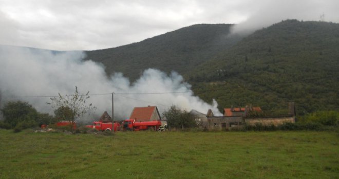 Od udara groma izgorjela štala, vjetar čupao drveće