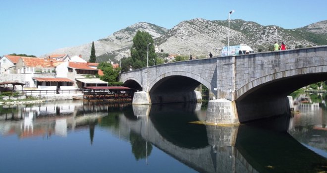 Teško povrijeđena dva radnika koja su pala sa skele u Bileći