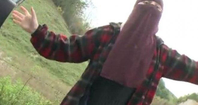 Supruga Bilala Bosnića kamenom gađala novinare: 'Čija ste banda, ko vas plaća?'