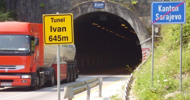 Na ulazu u tunel Ivan sudarili se kamion i automobil, tri osobe povrijeđene