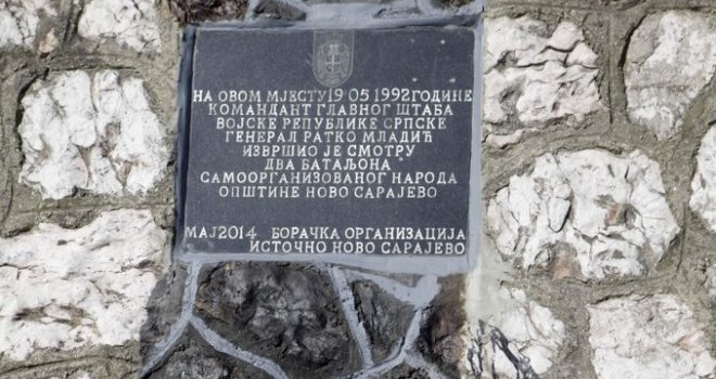 U blizini krsta na Zlatištu osvanula obnovljena spomen-ploča Ratku Mladiću