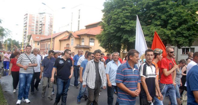 Nezadovoljni radnici blokirali raskrsnicu u Tuzli