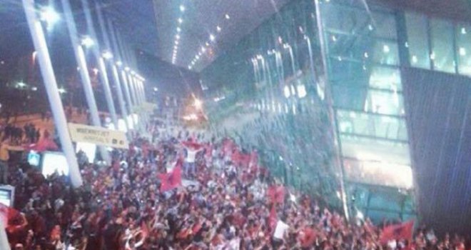 Reprezentativce Albanije na aerodromu u Tirani dočekalo hiljade navijača