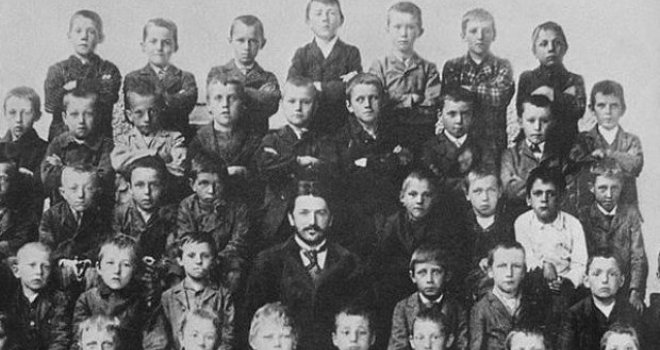 Pronađite Adolfa Hitlera na slici: Jedan od najvećih svjetskih monstruma ovdje ima samo deset godina!