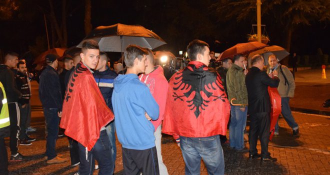 Šačica demonstranata izrazila nezadovoljstvo današnjom odlukom UEFA-e