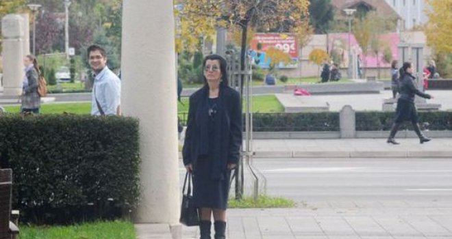 Ko je misteriozna 'žena u crnom' u centru Banjaluke: Danima nepomično stoji i šuti!  