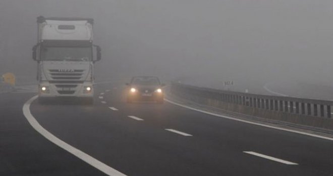 Stanje na putevima: Vozači oprez, smanjena vidljivost zbog magle