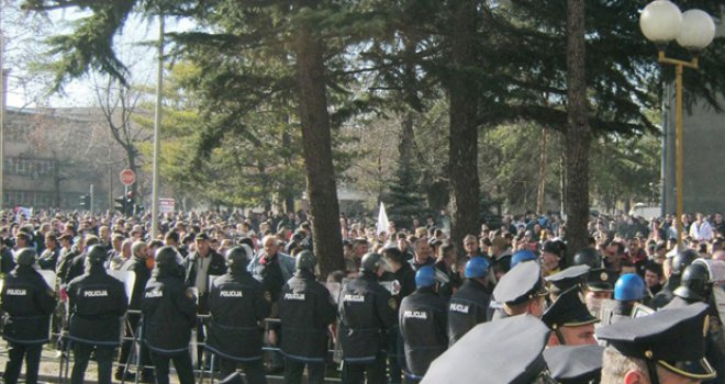 Policija opkolila BKC, oko 200 nezadovoljnih radnika protestuje