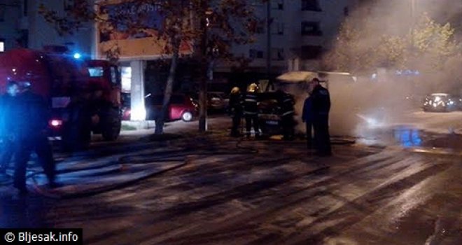 Izgorjela dva kombija, jedno putničko vozilo oštećeno
