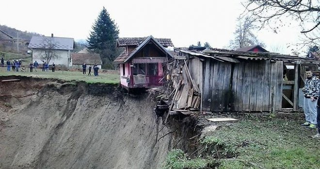 Sanicu prošle godine prestravila misteriozna rupa, sada mjesec dana zemlja ne prestaje podrhtavati