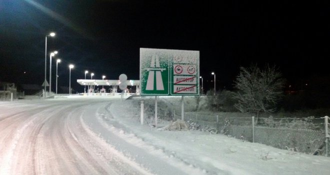 Vozači, oprez: Snijeg neumorno pada, neki putevi zatvoreni zbog smetova