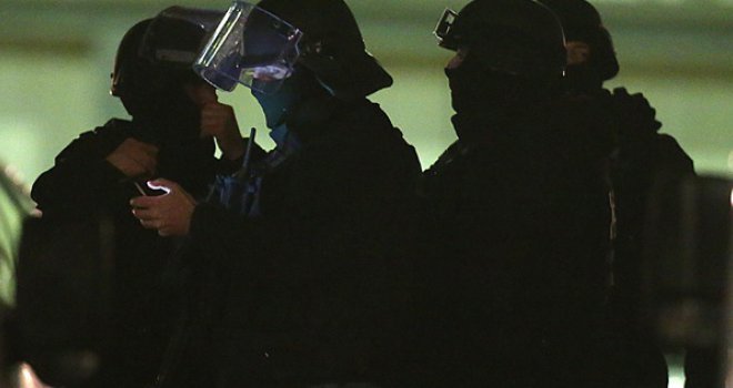Novi napad u Parizu: Teško ranio policajca i pobjegao u podzemnu željeznicu!